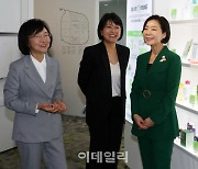 [포토] K-뷰티 설명듣는 오영주 장관·오유경 처장