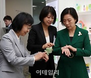 [포토] 화장품 시연하는 오영주 장관·오유경 처장