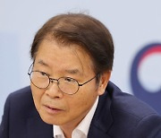 고용장관 "중장년 산업전환 훈련 확대"