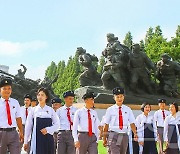 北 조국해방전쟁승리기념관 찾은 인민군 장병들과 청소년들