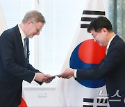 성태윤 정책실장, 체코 총리에게 윤 대통령 감사 친서 전달