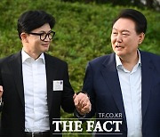 尹, 한동훈과 '러브샷'…"우리 한동훈 대표 잘 도와줘야"