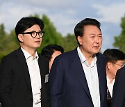 [속보] 尹 "한동훈 혼자 해결하게 두지 말고 도우라"