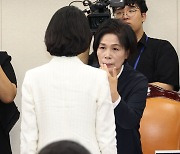 인사 없이 돌아선 이진숙…최민희 “나와 싸우려 하면 안 돼” 귓속말 [영상]