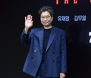 [포토] 유재명, '부드러운 손인사~'