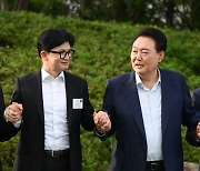 윤석열, 용산 찾은 한동훈과 러브샷 “당 잘 이끌어달라” 당부