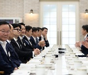 윤, 용산 찾은 한동훈에 "수고 많았어요" 한 "대통령 중심으로 같이 가자"(종합)