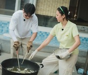 "식혜 보내도 될까요" 염정아, '유퀴즈' 빵집 사장 만났다 (언니네 산지직송)