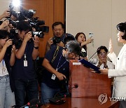 선서하는 이진숙 방송통신위원장 후보자