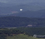 오물 풍선 띄우는 북한