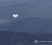 하늘로 떠오르는 북한 오물 풍선