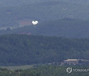 하늘로 떠오르는 북한 오물 풍선