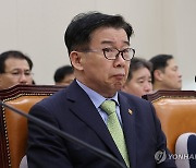 발언 경청하는 유철환 국민권익위원장