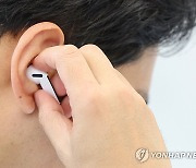 갤럭시 버즈3 프로 착용해보는 시민