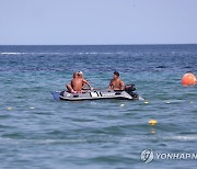 '동해안은 해파리와 전쟁 중'…속초해변서 해파리 포획 중인 수상 안전요원