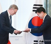 성태윤 정책실장, 체코 총리에게 윤석열 대통령 감사 친서 전달