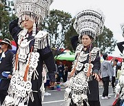 (SichuanMosaics)CHINA-SICHUAN-BUTUO-YI ETHNIC GROUP-TORCH FESTIVAL-COSTUMES (CN)