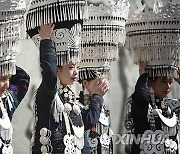 (SichuanMosaics)CHINA-SICHUAN-BUTUO-YI ETHNIC GROUP-TORCH FESTIVAL-COSTUMES (CN)