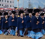 (SichuanMosaics)CHINA-SICHUAN-BUTUO-YI ETHNIC GROUP-TORCH FESTIVAL-COSTUMES (CN)