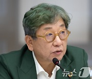 개회사하는 김상협 위원장