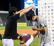 [포토] 하영민, 김윤하 데뷔 첫 승 축하해!