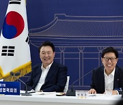 [속보] 尹 "저출생 지원금 통폐합..외국인 정책 전향적 검토"