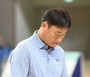 [MBC배 대학농구] 기록지를 살펴보는 건국대 황준삼 감독