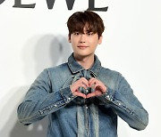 [포토] 이종석, '팬들 마음 흔드는 하트~'