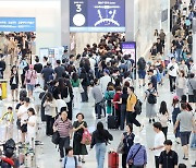 Incheon Airport bustles as summer travelers take flight