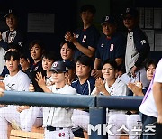 에스파 윈터 시구 ‘선수들의 뜨거운 박수를 받으며’ [MK포토]