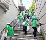 민트색 티 맞춰입은 현대캐피탈 직원들이 남산공원에 모여...