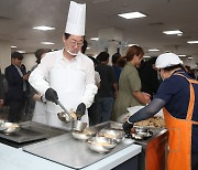 요리사로 변신한 정명근 화성시장…“직원들을 보며 마음이 아팠습니다”