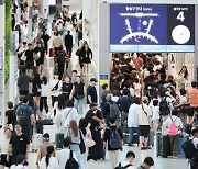 본격 휴가철 북적이는 인천공항