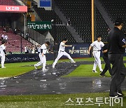 [ST포토] 10시 넘어 경기 재개 준비하는 잠실야구장