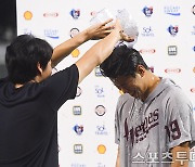 [ST포토] 김윤하, 데뷔 첫 승 축하