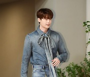 [TD포토] 이종석 '대왕리본 묶고~'