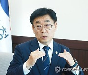 인터뷰하는 장동언 기상청장