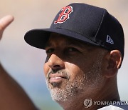 MLB 보스턴, 코라 감독과 3년 연장 계약…총액 302억원