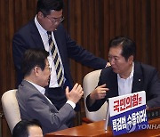 정청래 법사위원장과 대화하는 이재명 전 대표