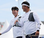 밝은 표정 짓는 이우석-김우진