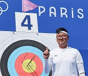 밝은 표정으로 기념사진 찍는 김우진