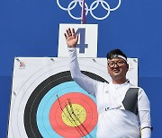 과녁 앞에서 기념사진 찍는 김우진