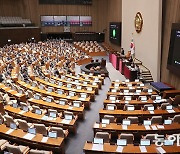 [사설]與野 공영방송 장악 ‘꼼수 다툼’에 초유의 ‘방통위원 0명 체제’