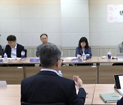 [포토]한국문화정보원 방문한 유인촌 장관