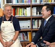 문재인, 박찬대 만나 "민주당 역할 중요, '확장' 지상과제 삼아야"