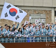 비내리는 센강 위 펄럭이는 태극기…한국, 48번째로 입장[올림픽]