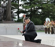 대성산혁명열사릉에 헌화하는 북한 김정은…전승절 71주년 기념