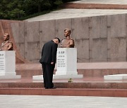 北김정은, 대성산혁명열사릉 방문…전승절 71주년 기념