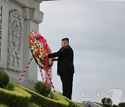 北김정은, 전승절 71주년 기념 우의탑 방문…"혈연적 유대 조중친선"