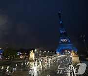 파리올림픽 개회식 반기는 에펠탑